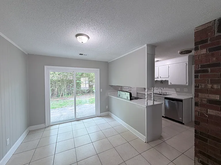 Elliott Dr — Photo 14