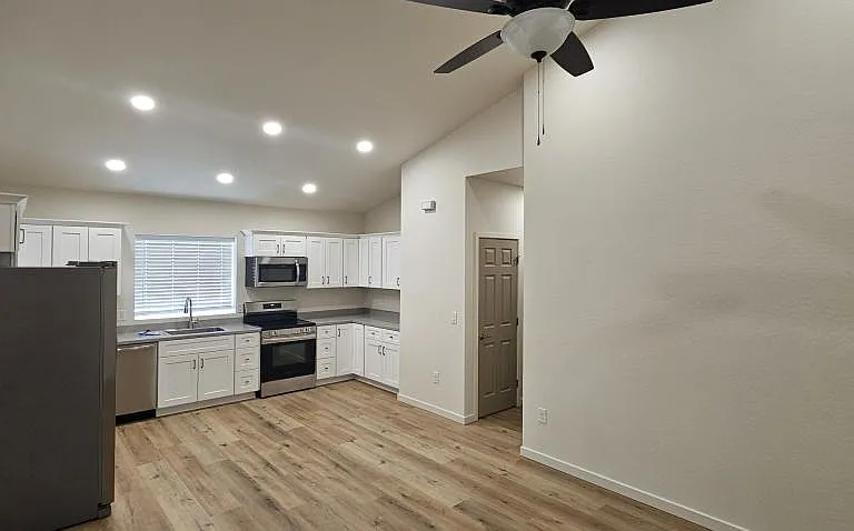 725 W 6th St S — Photo 16