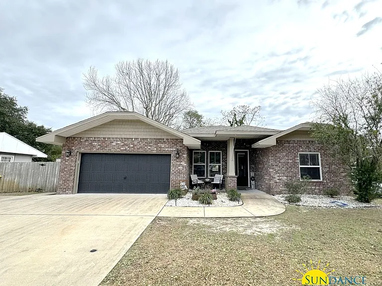 306 Ohio Pl — Photo 1