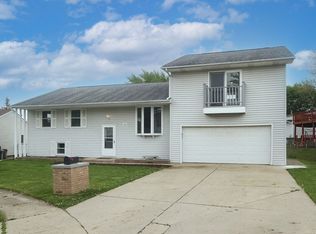 526 Holly Ct, Streamwood, IL