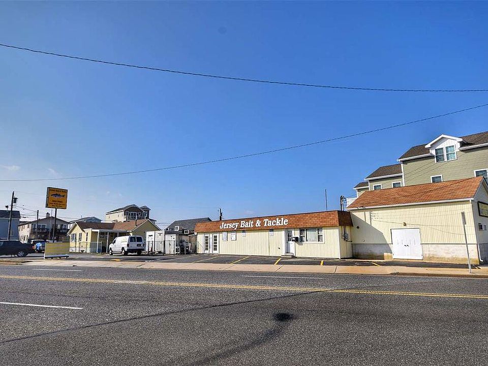 1st image of 121 W 1st Ave