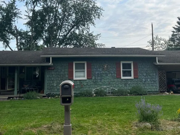 1612 Connecticut St, Wolverine Lake, MI 48390