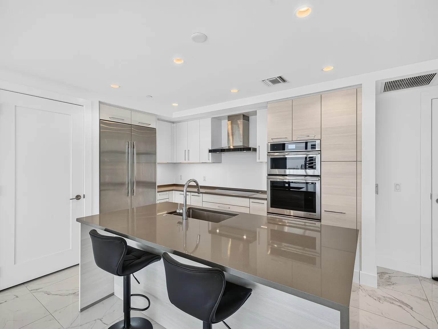 2 bed, 2.5 bath, 1404 sqft, $6,800 — Photo 3