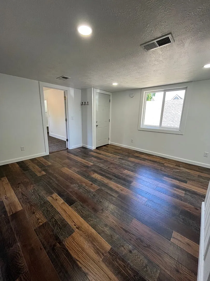 Recently Updated 2 Bed/1 Bath Upper Level Duplex Near Downtown! — Photo 4