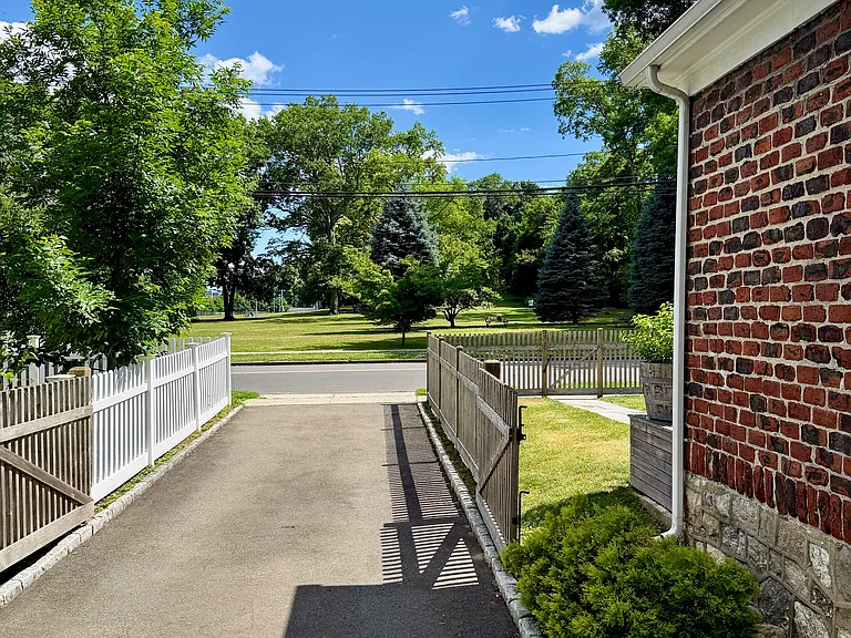125 Bridge St — Photo 26