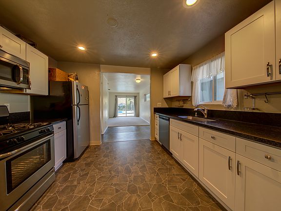 5th image of 7581 Park Dr