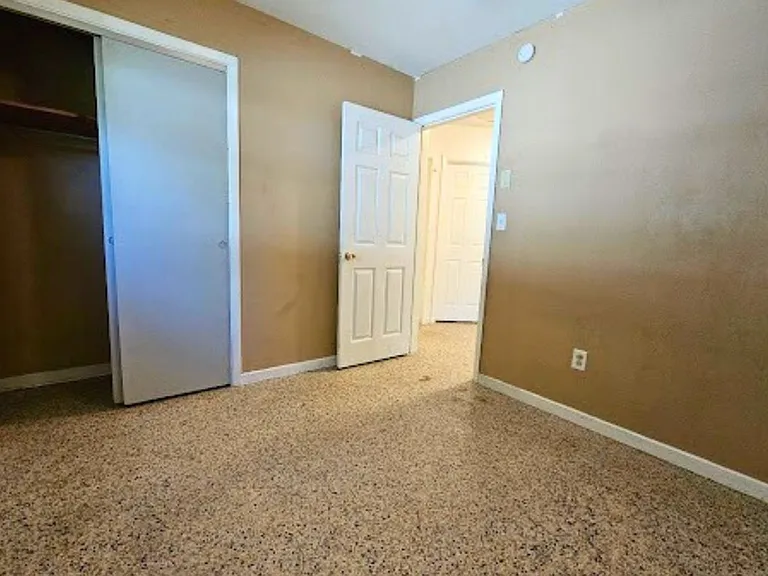 1216 E Myrtle St — Photo 15