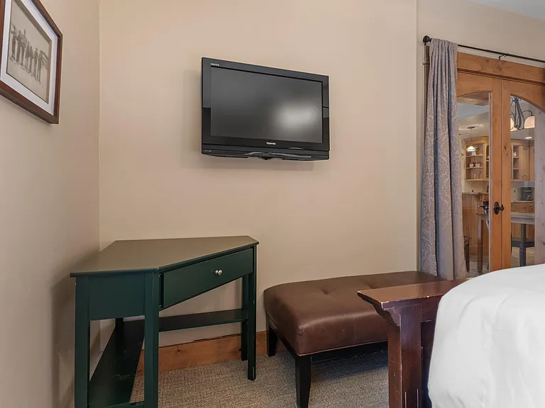 Bedroom 1 - Additional Desk & TV