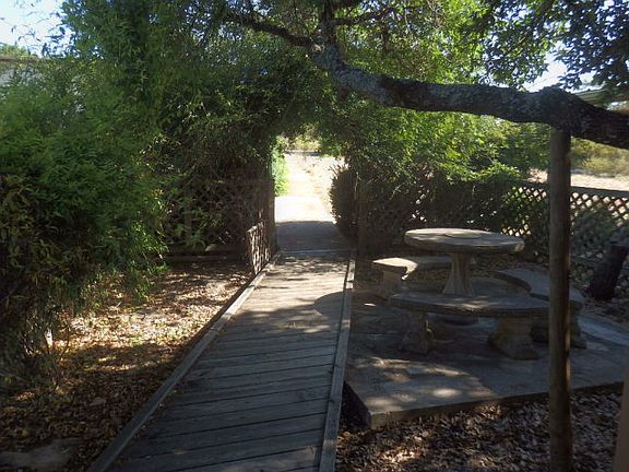 5th image of 960 W Oak Dr