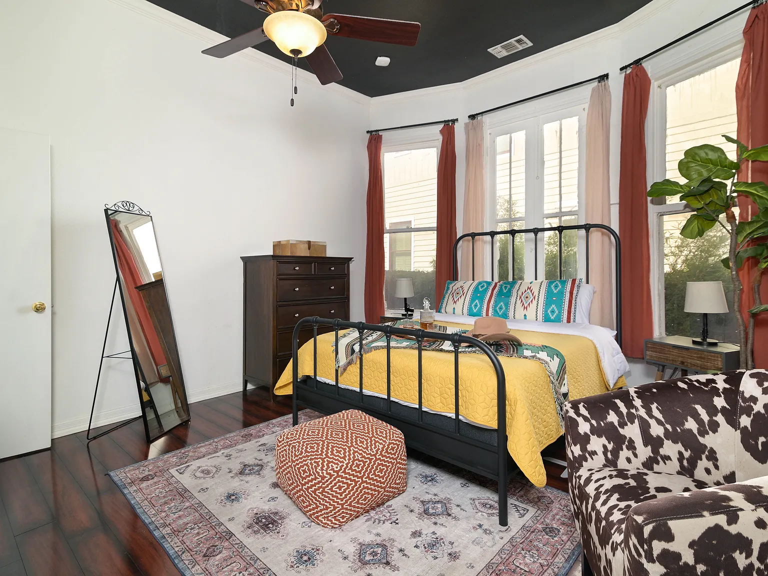 319 E Courtland Pl — Photo 2