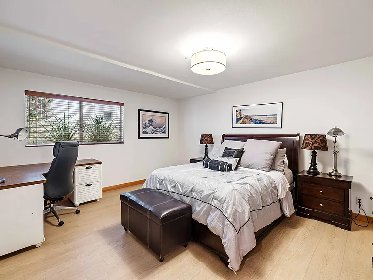 452 Marine Pl — Photo 30