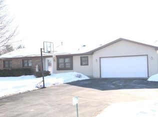 1734 N Red Oak Dr, Stoughton, WI 53589