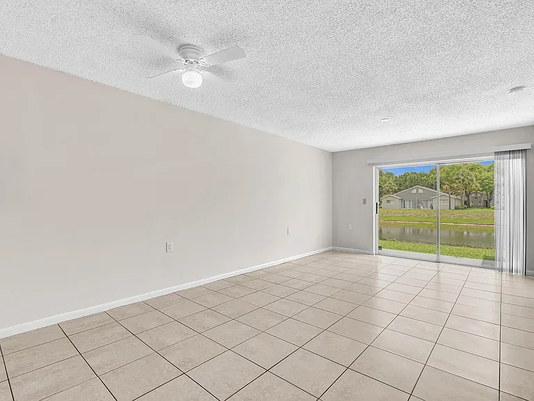 1020 Lake Victoria Dr #B — Photo 13