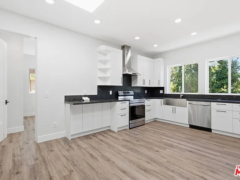 11615 Burbank Blvd #3/4 — Photo 2