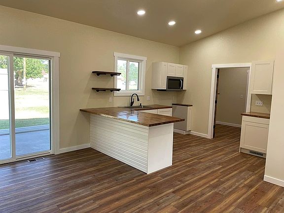 Kitchen with bar area
