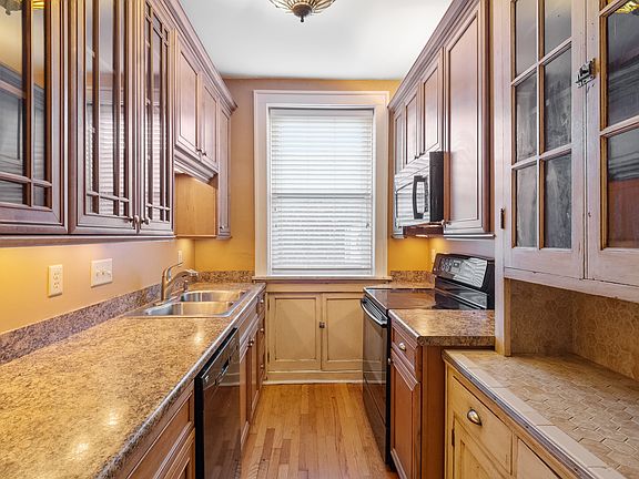 3rd image of 4636 Shenandoah Ave APT 1W