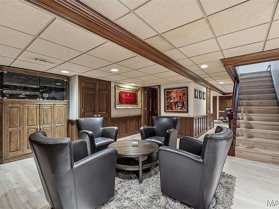 33rd image of 10700 Starhill Dr