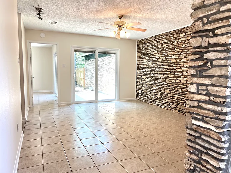 2305 Western Trails Blvd #A — Photo 6