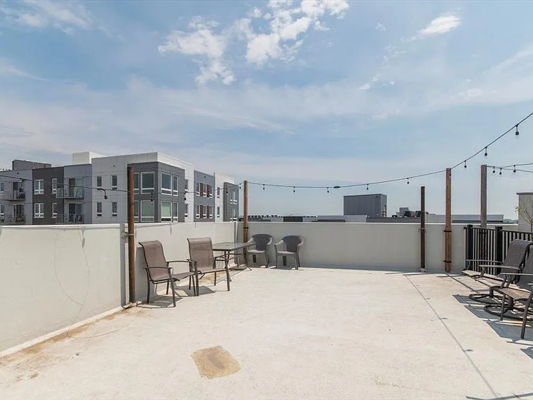 227 W Thompson St #D — Photo 34