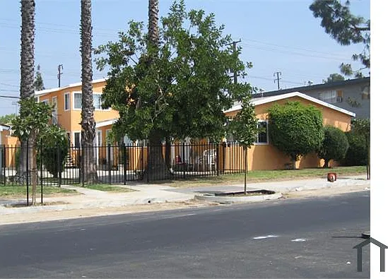 401 W Valencia Dr — Photo 2
