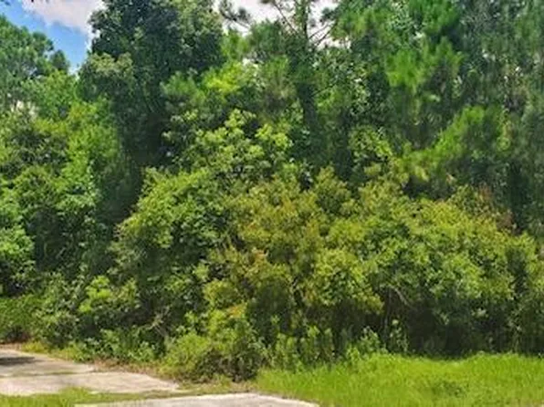 120 Grosvenor Pl, Waveland, MS 39576