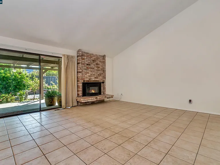 332 Downham Ct — Photo 6