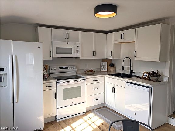 2nd image of 223 E Larwill St