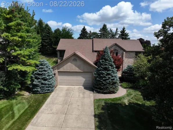 2070 Reagan Dr, Rochester Hills, MI 48309