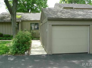 5801 N Old Hickory Ln, Peoria, IL 61615