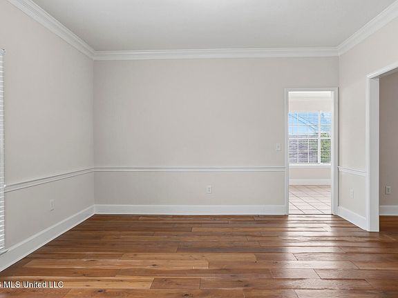 3rd image of 105 Oak Ridge Cir