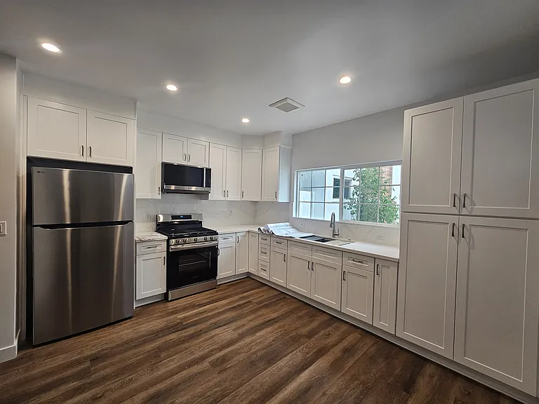 15535 Otsego St — Photo 2