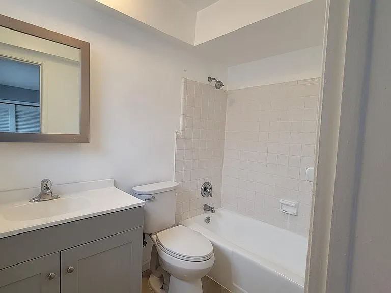 1821 NE 56th St #4 — Photo 6