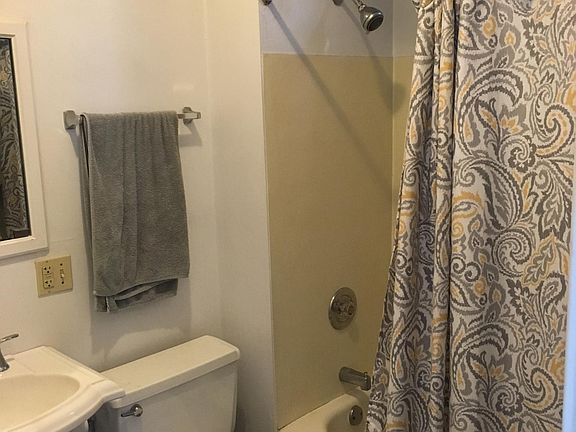 3rd image of 1442 N Bosworth Ave #1R