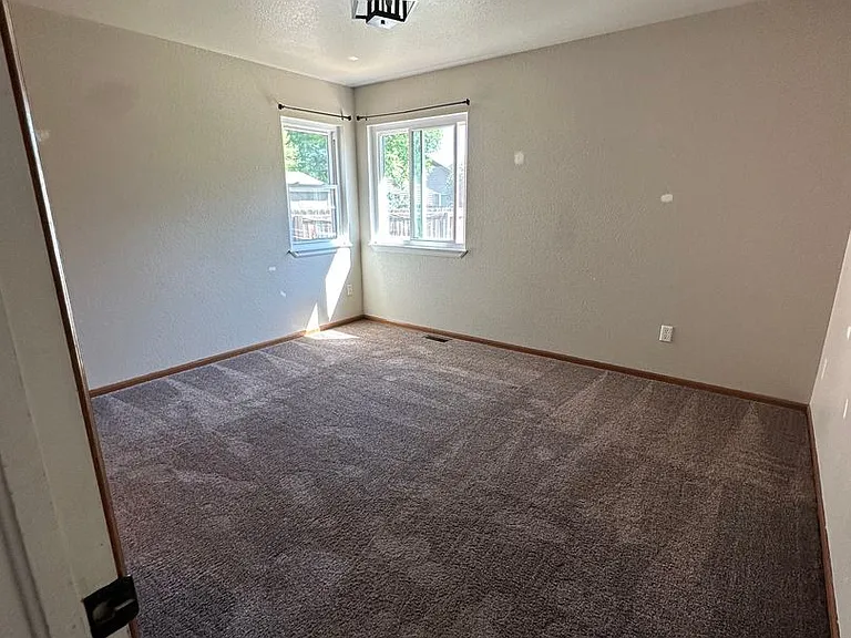 605 Meadow Dr — Photo 10