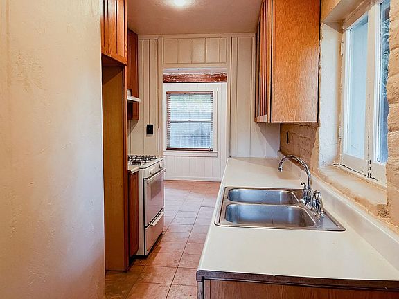 5th image of 820 Roberts Ln
