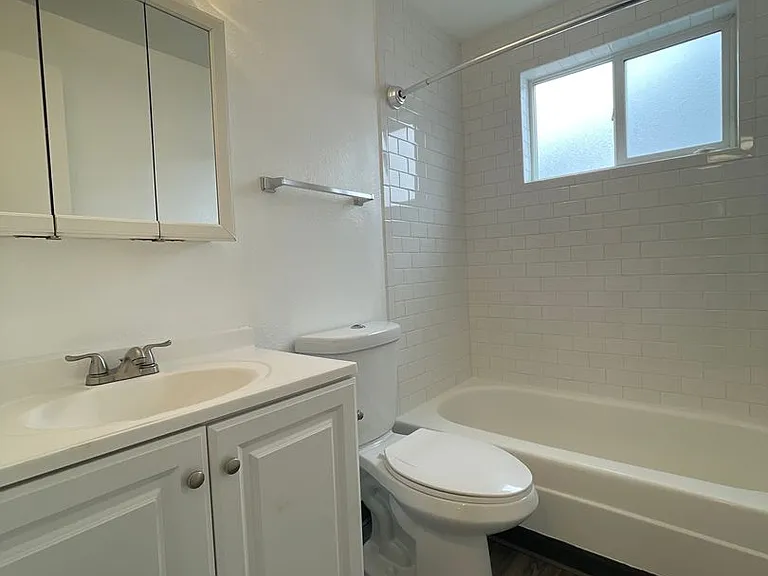 Spartan Court Apartments — Photo 12