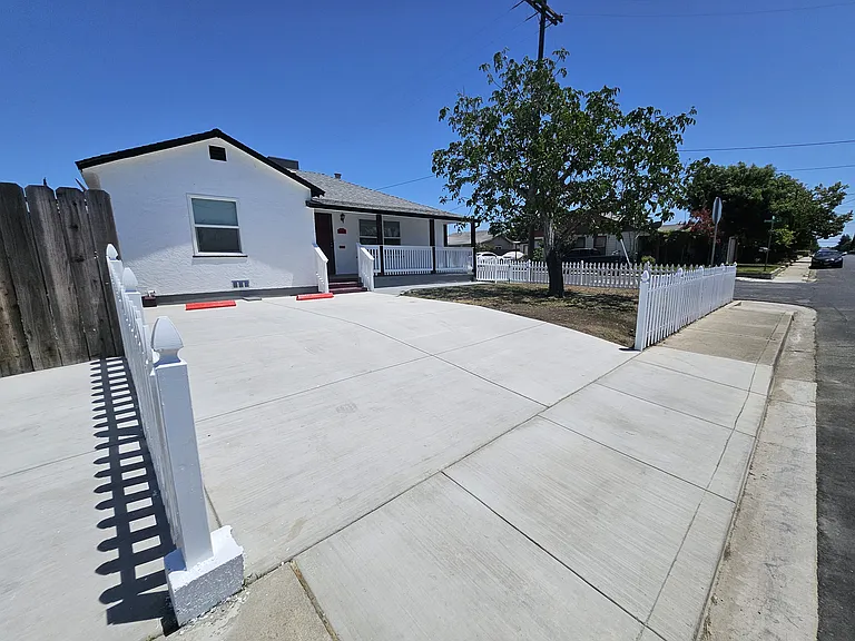 320 Locust Ave — Photo 3