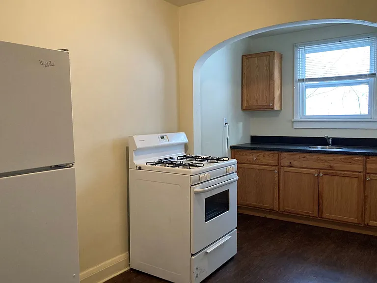 Beautiful One Bedroom in Swissvale!! — Photo 16