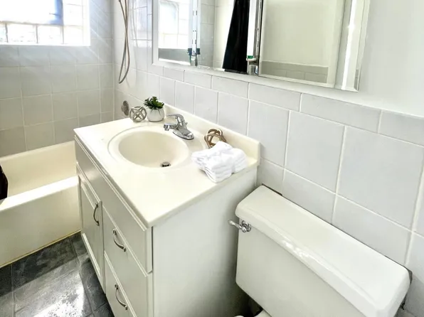 2610 Oakton St APT 9W, Park Ridge, IL 60068