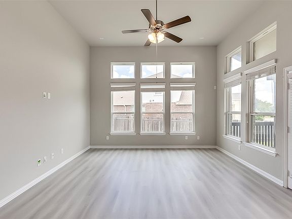 5th image of 505 Palmilla St