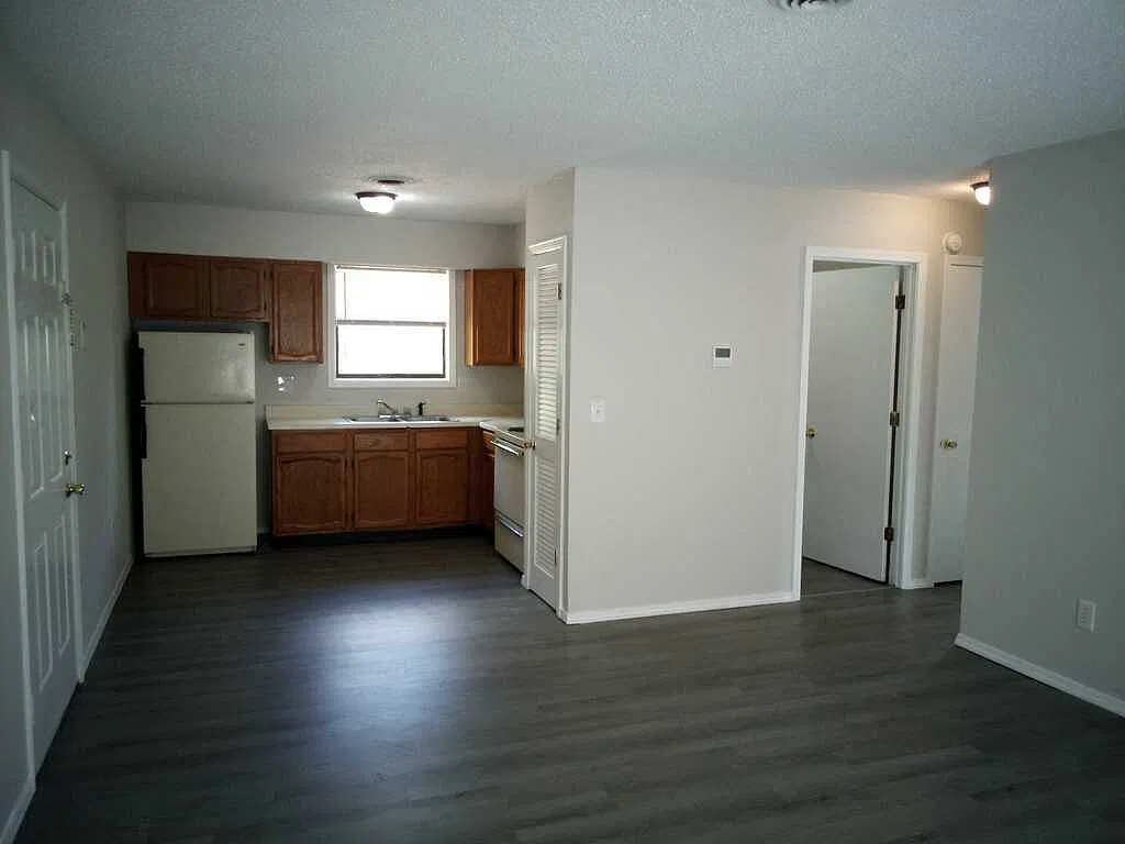 2 bed, $870 — Photo 2