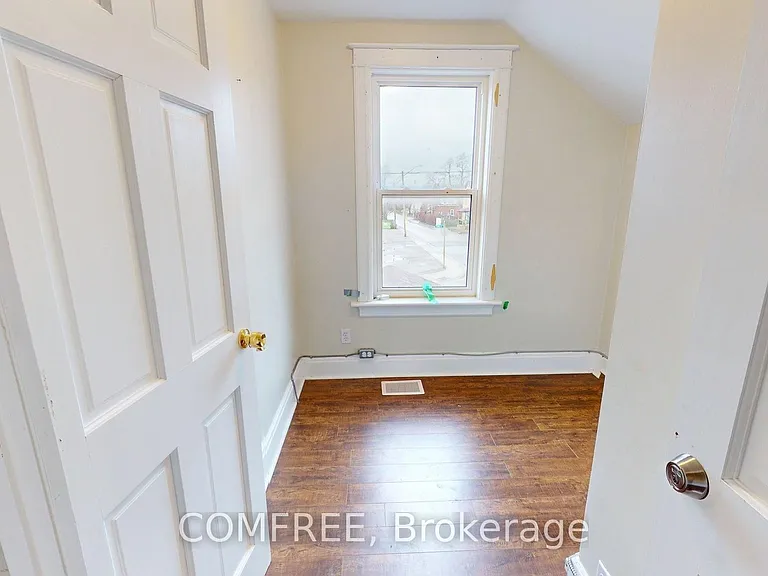 1405 King St E — Photo 18
