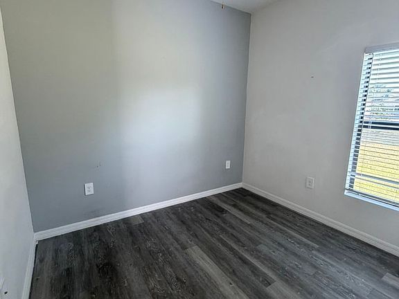 4th image of 1095 Highlands Rd