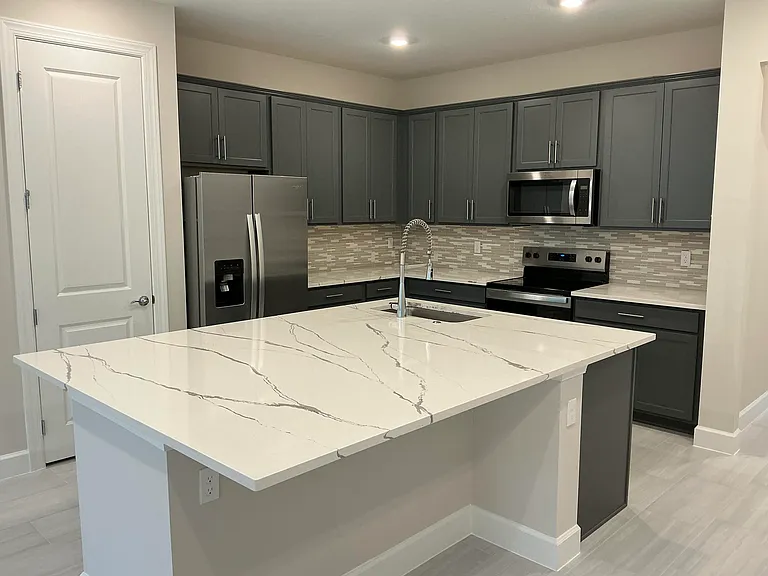 293 SW Sally Way — Photo 3