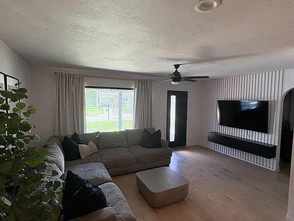 3rd image of 103 N Sunset Dr