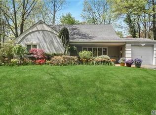 66 Warwick Rd, Great Neck, NY 11023