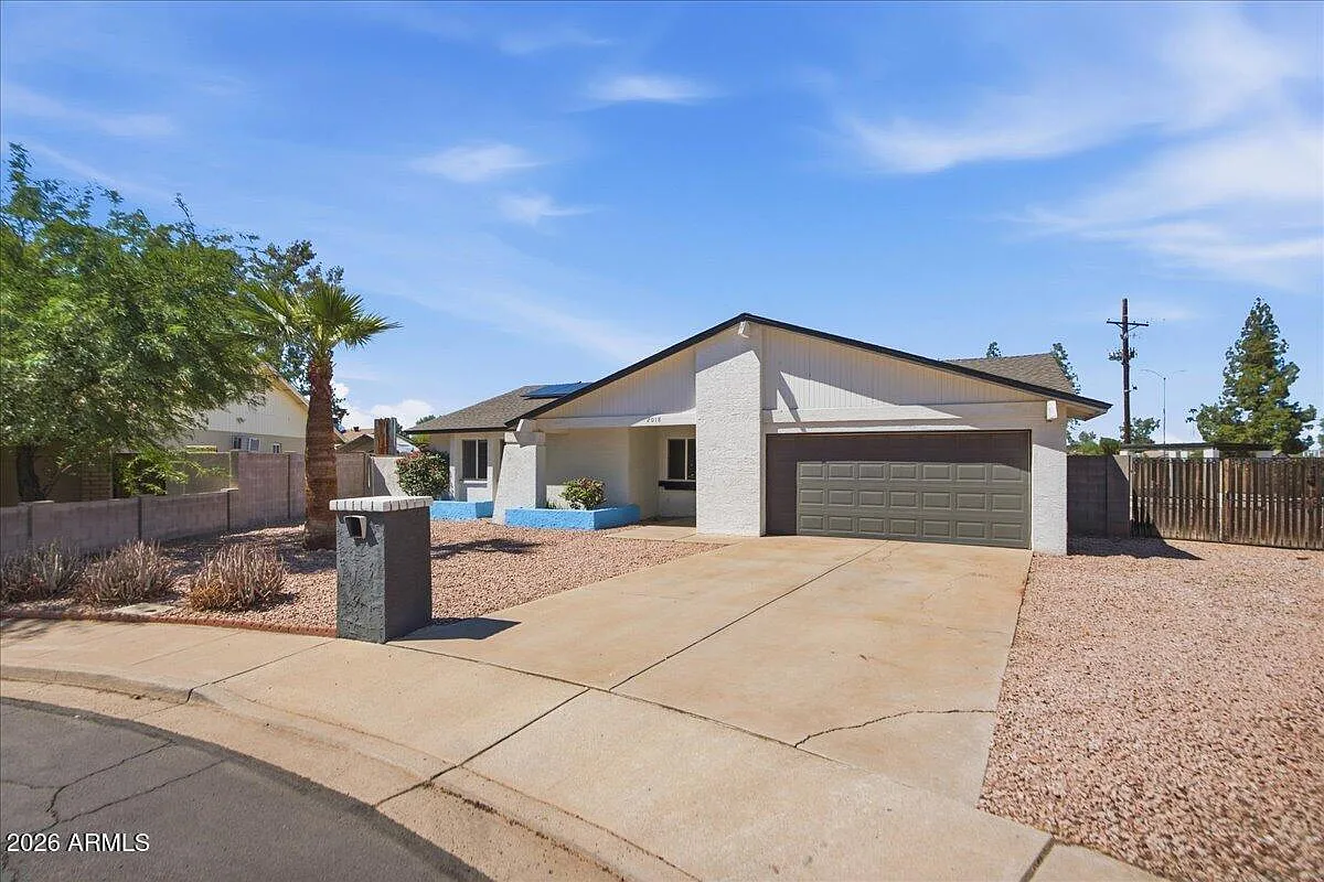 3 bed, 2.0 bath, 1374 sqft, $2,600 — Photo 2