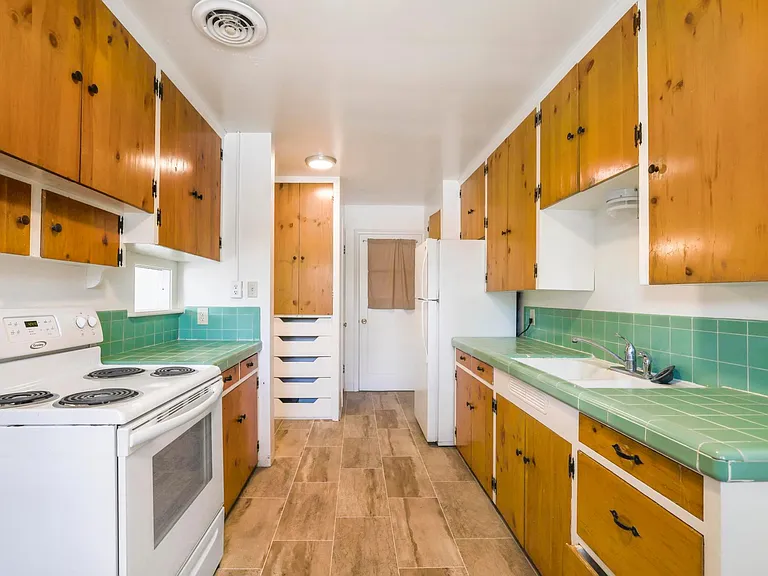 561 Addison Ave — Photo 8