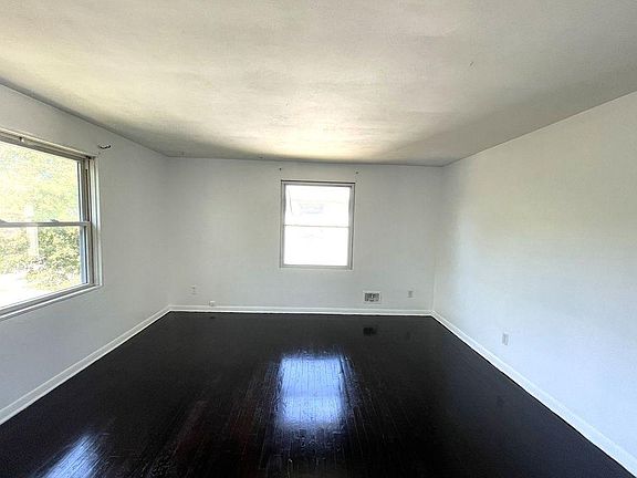 3rd image of 928 Windsor Dr #2
