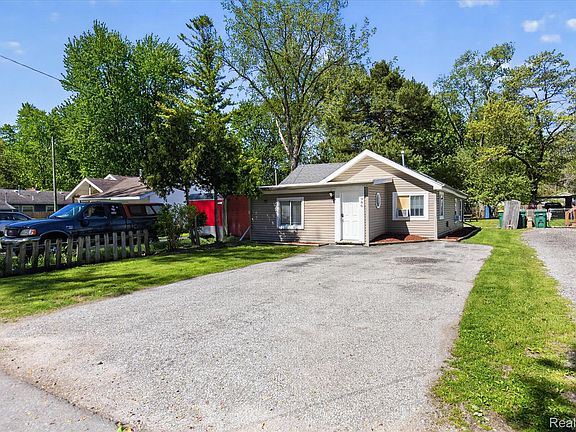 3rd image of 986 Pine Rd